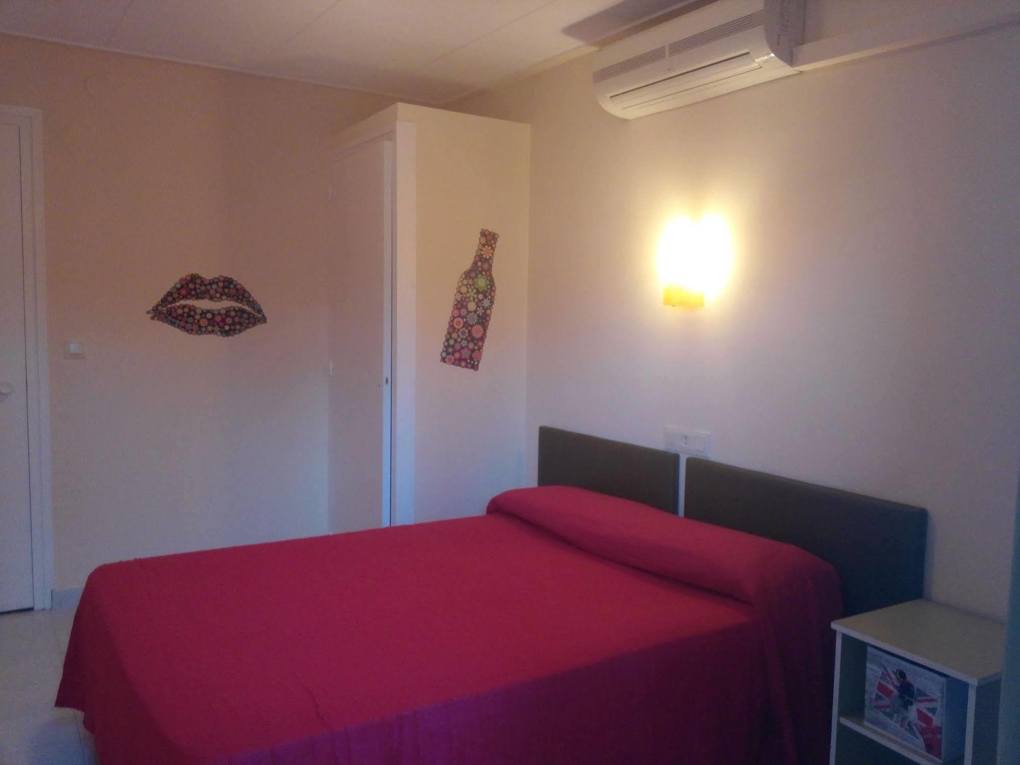 Hostal Univers Calella Extérieur photo